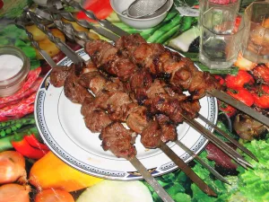 Шашлык на шпажках на тарелке